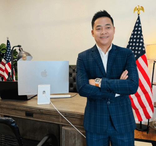 CEO-Nguyen-Ba-Lich-tai-van-phong-VietmyUS-Hoa-Ky
