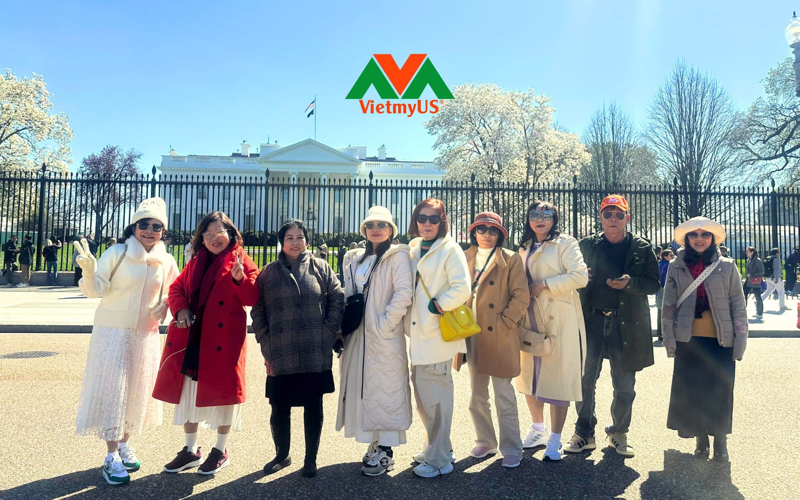 Doan-khach-kham-pha-tour-du-lich-My-tai-VietmyUS