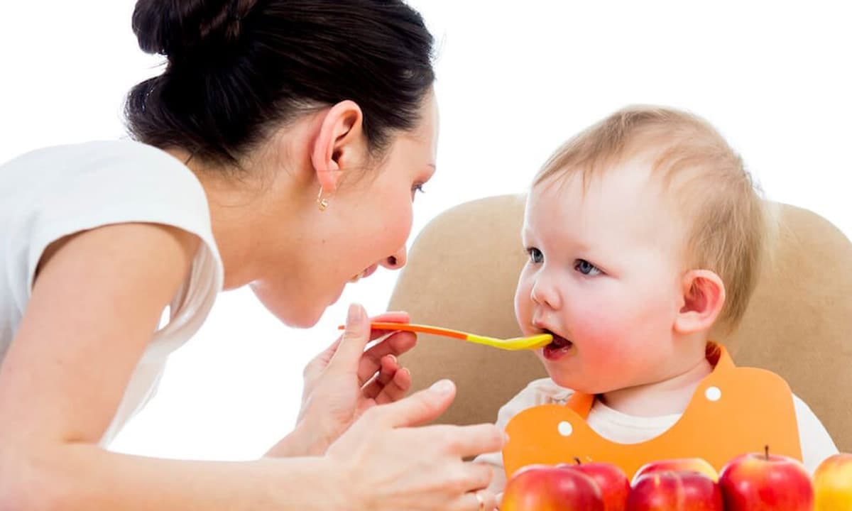 Nghe-cham-soc-tre-em-va-nguoi-gia