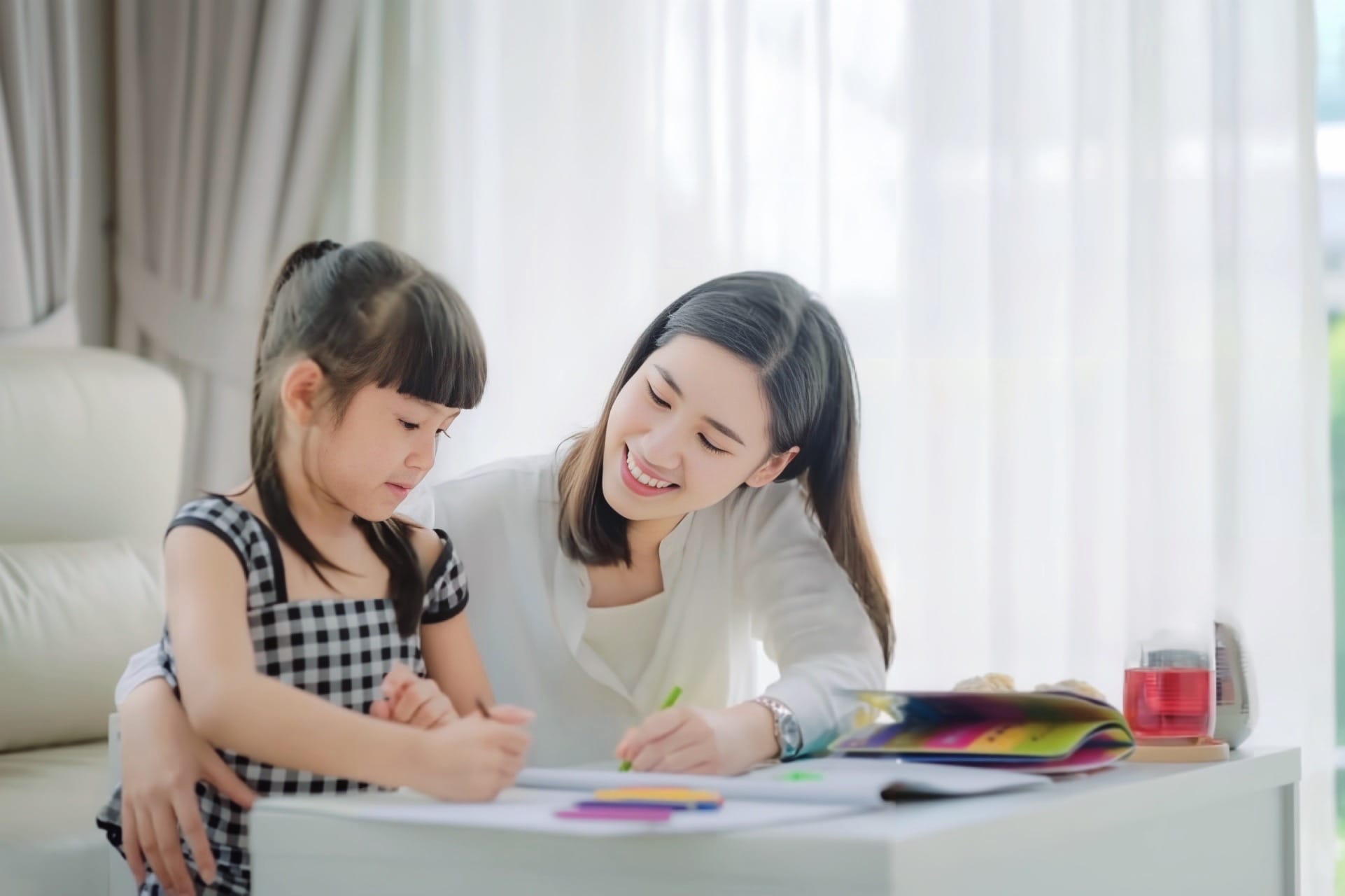 Giao-vien-tieng-Viet-gia-su-cho-tre-em-goc-Viet