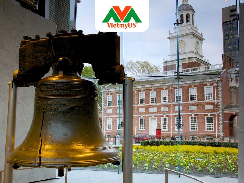 Liberty-Bell-va-Independence-Hall
