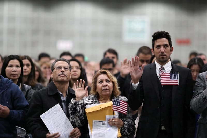 Dieu-khoan-mien-tru-65-20-la-mot-uu-tien-giup-con-duong-nhap-tich-My-tro-nen-nhe-nhang-hon-voi-nguoi-cao-tuoi