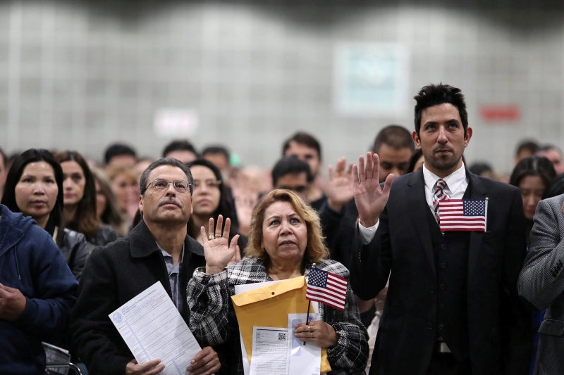 Nguoi-nhap-cu-can-doc-loi-tuyen-the-de-chinh-thuc-tro-thanh-cong-dan-My