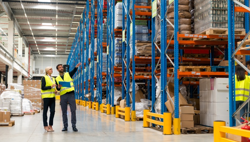 Nhan-vien-nha-may-hang-nha-kho