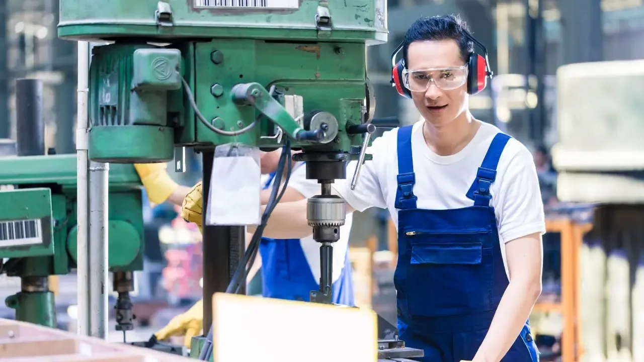 Nhan-vien-viec-lam-hang-xi-ma