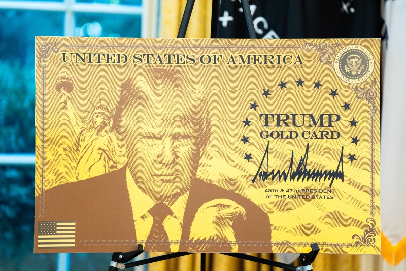 Su-khac-biet-trong-boi-canh-chinh-sach-va-quy-dinh-phap-ly-cua-Trump-Gold-Card-voi-EB-5