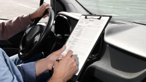Thi bằng lái xe ở Mỹ bao gồm 2 phần thi lý thuyết và thực hành
