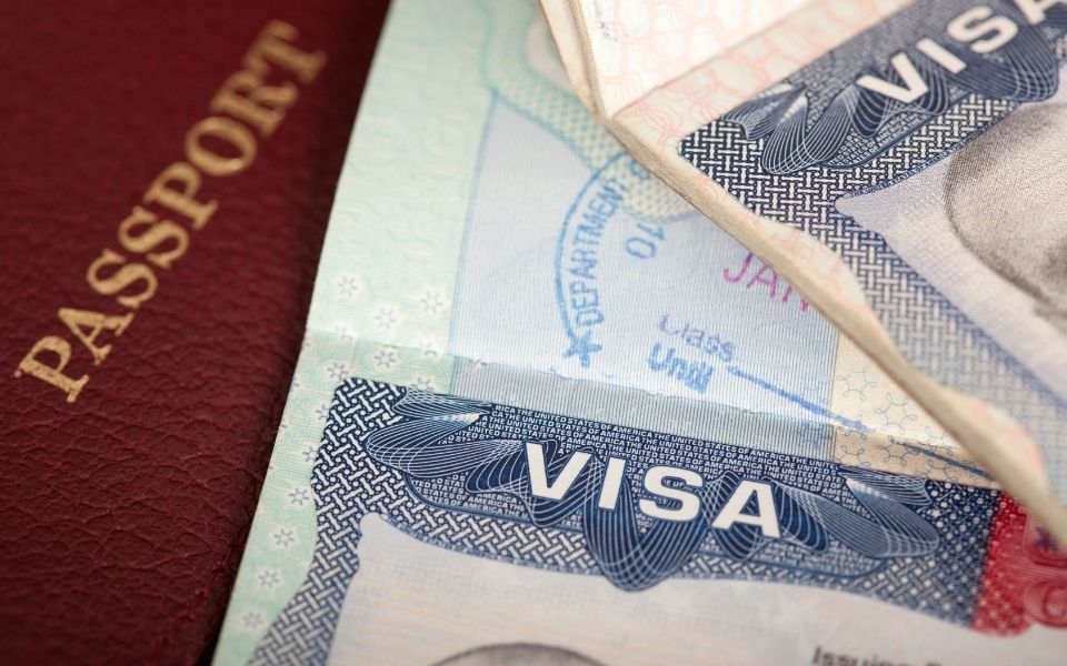 Lý do hạn ngạch visa việc làm tài khóa 2027 giảm