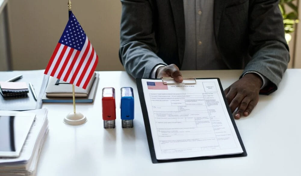 Tùy vào số lượng visa còn lại và nhu cầu thực tế mà Visa Bulletin có thể tiến hoặc lùi